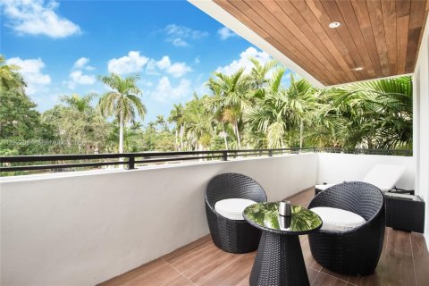 House in North Bay Village, Florida 5 bedrooms, 432 sq.m. № 1977460 - photo 28