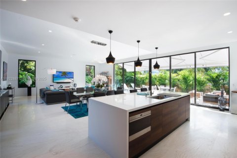 House in North Bay Village, Florida 5 bedrooms, 432 sq.m. № 1977460 - photo 4