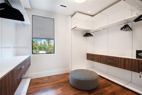 House in North Bay Village, Florida 5 bedrooms, 432 sq.m. № 1977460 - photo 19