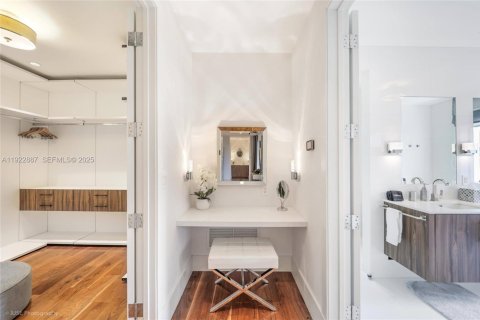 House in North Bay Village, Florida 5 bedrooms, 432 sq.m. № 1977460 - photo 20