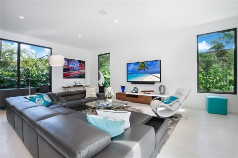 House in North Bay Village, Florida 5 bedrooms, 432 sq.m. № 1977460 - photo 7