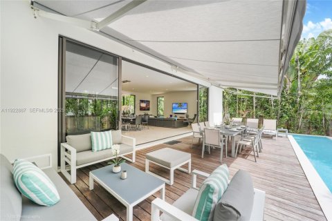 House in North Bay Village, Florida 5 bedrooms, 432 sq.m. № 1977460 - photo 9