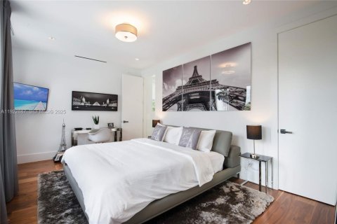 House in North Bay Village, Florida 5 bedrooms, 432 sq.m. № 1977460 - photo 29