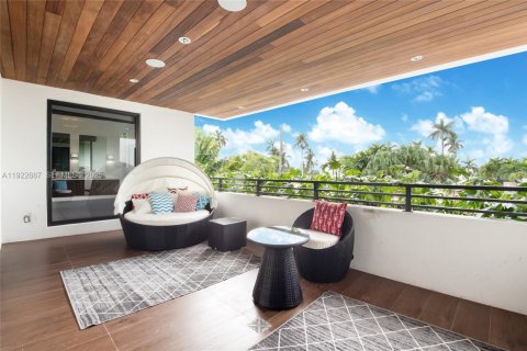 House in North Bay Village, Florida 5 bedrooms, 432 sq.m. № 1977460 - photo 23