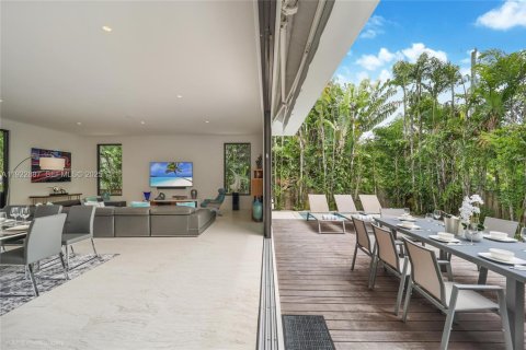 House in North Bay Village, Florida 5 bedrooms, 432 sq.m. № 1977460 - photo 12