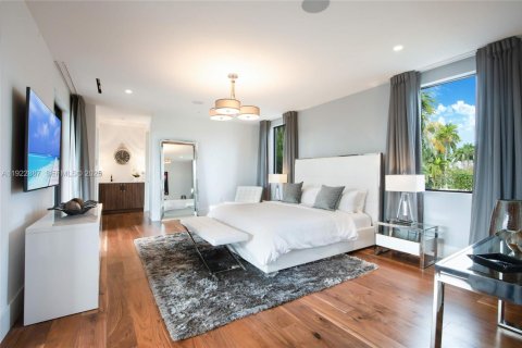 House in North Bay Village, Florida 5 bedrooms, 432 sq.m. № 1977460 - photo 16