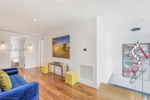 House in North Bay Village, Florida 5 bedrooms, 432 sq.m. № 1977460 - photo 25