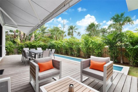 House in North Bay Village, Florida 5 bedrooms, 432 sq.m. № 1977460 - photo 15