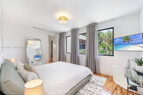 House in North Bay Village, Florida 5 bedrooms, 432 sq.m. № 1977460 - photo 30