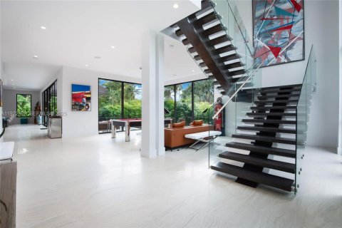 House in North Bay Village, Florida 5 bedrooms, 432 sq.m. № 1977460 - photo 13