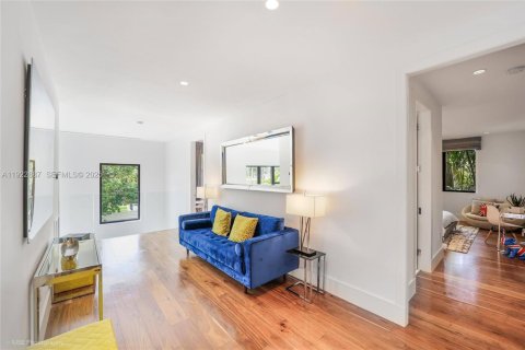 House in North Bay Village, Florida 5 bedrooms, 432 sq.m. № 1977460 - photo 24