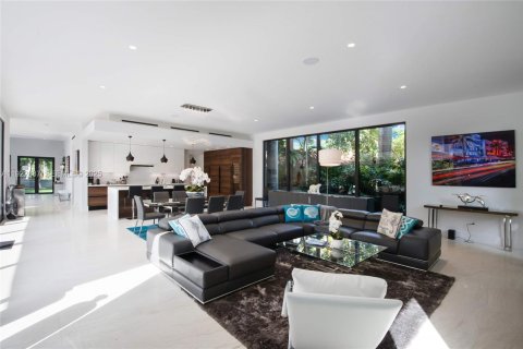 House in North Bay Village, Florida 5 bedrooms, 432 sq.m. № 1977460 - photo 3