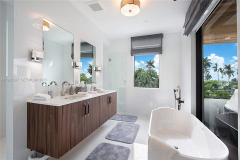 House in North Bay Village, Florida 5 bedrooms, 432 sq.m. № 1977460 - photo 21