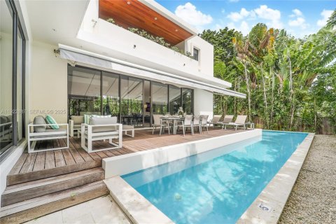 House in North Bay Village, Florida 5 bedrooms, 432 sq.m. № 1977460 - photo 10