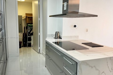 Condo in Sunny Isles Beach, Florida, 2 bedrooms № 1991291 - photo 13