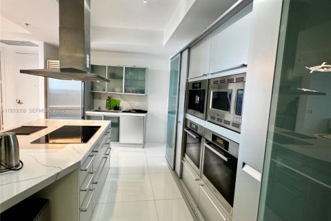 Condo in Sunny Isles Beach, Florida, 2 bedrooms № 1991291 - photo 15