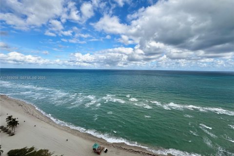 Condo in Sunny Isles Beach, Florida, 2 bedrooms № 1991291 - photo 1