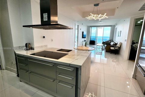 Condo in Sunny Isles Beach, Florida, 2 bedrooms № 1991291 - photo 9