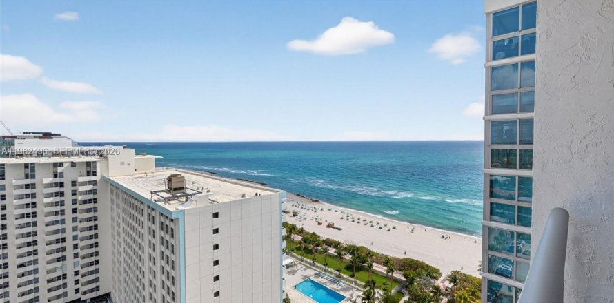 Condominio en Miami Beach, Florida, 2 dormitorios № 2049309