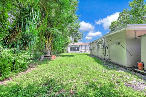 House in Hollywood, Florida 4 bedrooms, 135.92 sq.m. № 1840830 - photo 17