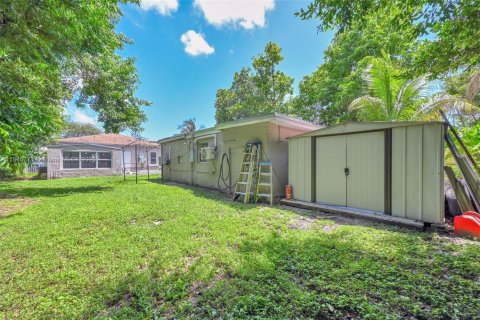 House in Hollywood, Florida 4 bedrooms, 135.92 sq.m. № 1840830 - photo 16