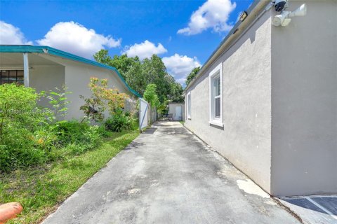House in Hollywood, Florida 4 bedrooms, 135.92 sq.m. № 1840830 - photo 23