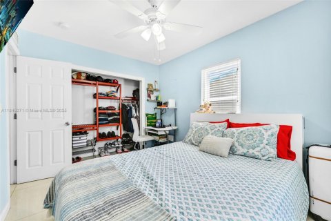 House in Hollywood, Florida 4 bedrooms, 135.92 sq.m. № 1840830 - photo 25