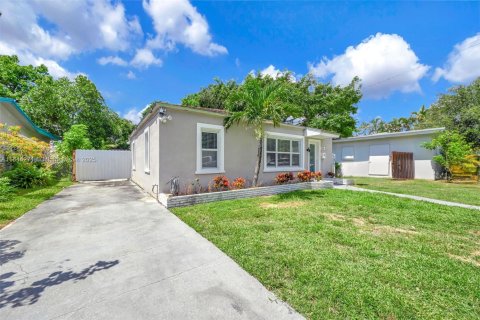 House in Hollywood, Florida 4 bedrooms, 135.92 sq.m. № 1840830 - photo 11