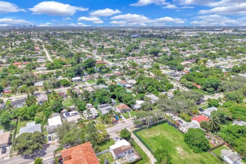 House in Hollywood, Florida 4 bedrooms, 135.92 sq.m. № 1840830 - photo 5