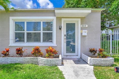 House in Hollywood, Florida 4 bedrooms, 135.92 sq.m. № 1840830 - photo 8