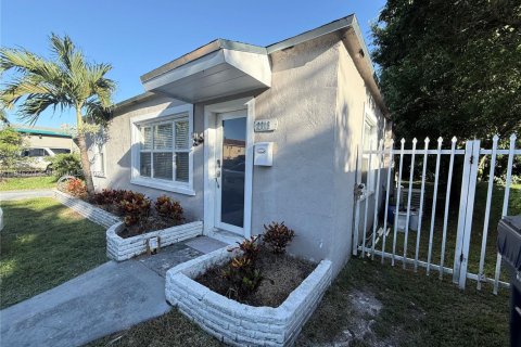 House in Hollywood, Florida 4 bedrooms, 135.92 sq.m. № 1840830 - photo 1