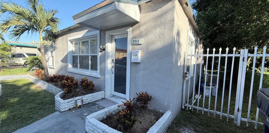 House in Hollywood, Florida 4 bedrooms, 135.92 sq.m. № 1840830