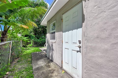 House in Hollywood, Florida 4 bedrooms, 135.92 sq.m. № 1840830 - photo 14