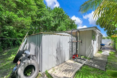 House in Hollywood, Florida 4 bedrooms, 135.92 sq.m. № 1840830 - photo 15