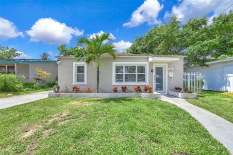 House in Hollywood, Florida 4 bedrooms, 135.92 sq.m. № 1840830 - photo 7