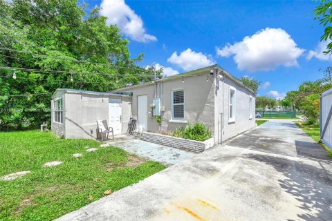 House in Hollywood, Florida 4 bedrooms, 135.92 sq.m. № 1840830 - photo 22