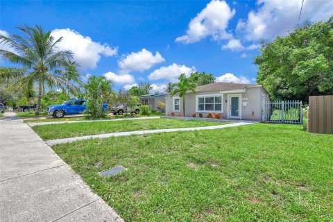 House in Hollywood, Florida 4 bedrooms, 135.92 sq.m. № 1840830 - photo 10