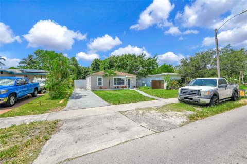 House in Hollywood, Florida 4 bedrooms, 135.92 sq.m. № 1840830 - photo 13