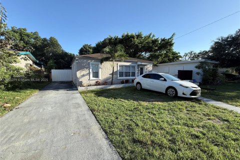 House in Hollywood, Florida 4 bedrooms, 135.92 sq.m. № 1840830 - photo 2
