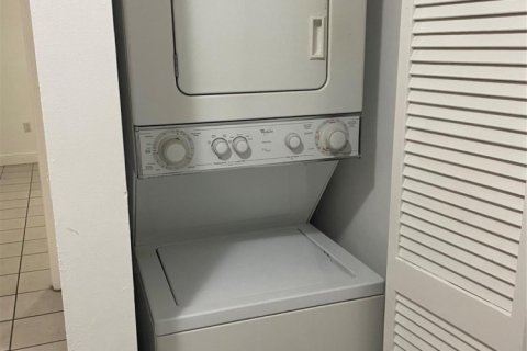 Condominio en alquiler en Miami, Florida, 2 dormitorios, 85.19 m2 № 1228635 - foto 1
