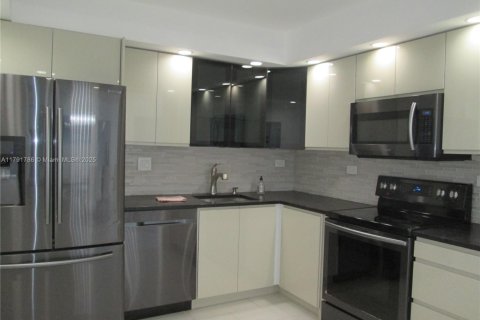 Condominio en alquiler en Sunny Isles Beach, Florida, 2 dormitorios, 100.98 m2 № 1947315 - foto 4