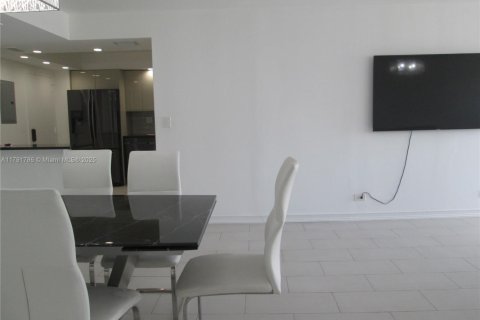 Condominio en alquiler en Sunny Isles Beach, Florida, 2 dormitorios, 100.98 m2 № 1947315 - foto 19