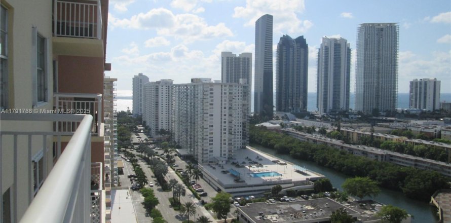 Condominio en Sunny Isles Beach, Florida, 2 dormitorios  № 1947315