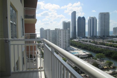 Condominio en alquiler en Sunny Isles Beach, Florida, 2 dormitorios, 100.98 m2 № 1947315 - foto 2