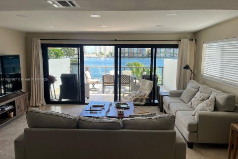 Condominio en alquiler en North Miami Beach, Florida, 2 dormitorios, 124.95 m2 № 1924679 - foto 18
