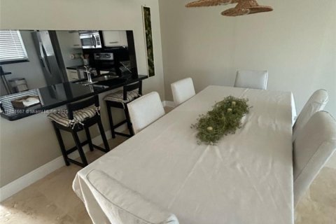 Condominio en alquiler en North Miami Beach, Florida, 2 dormitorios, 124.95 m2 № 1924679 - foto 3
