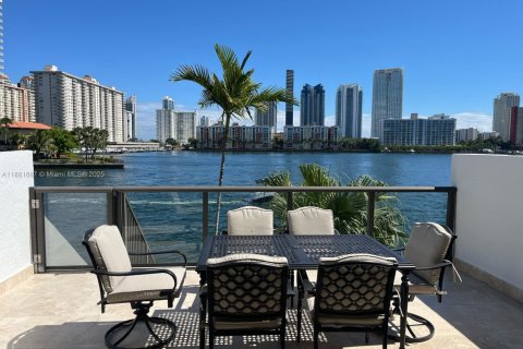 Condominio en alquiler en North Miami Beach, Florida, 2 dormitorios, 124.95 m2 № 1924679 - foto 1