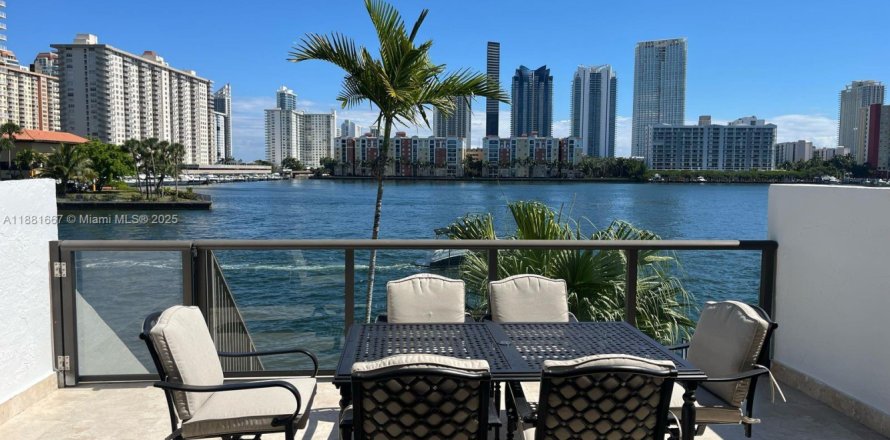 Condominio en North Miami Beach, Florida, 2 dormitorios № 1924679