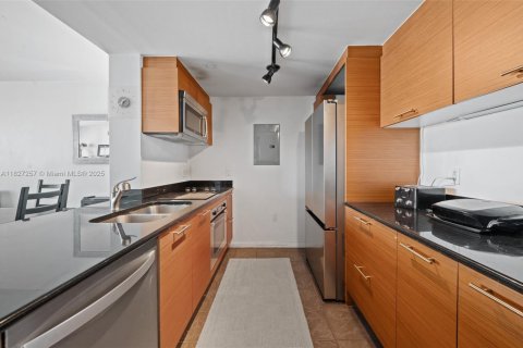 Condo in Miami, Florida, 1 bedroom  № 1977243 - photo 2