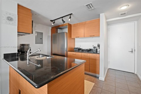 Condo in Miami, Florida, 1 bedroom  № 1977243 - photo 4